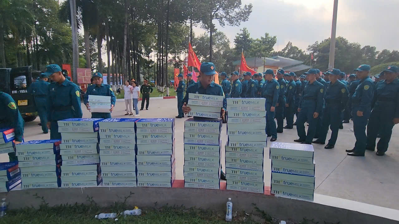 Hàng ngàn hộp sữa tươi sạch TH true MILK đến với chiến sĩ trên thao trường huấn luyện diễu binh, diễu hành tại Trường Quân sự Quân khu 7