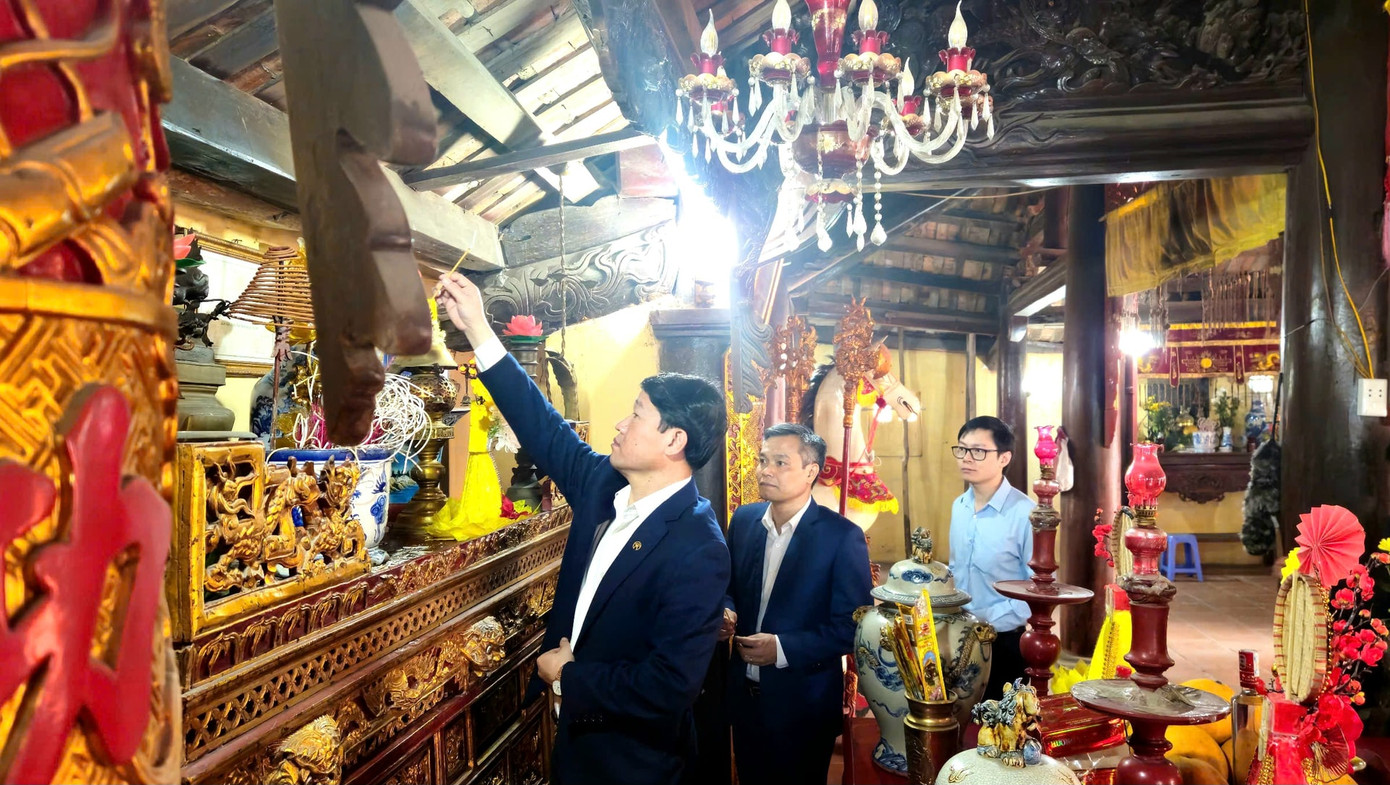 Lãnh đạo huyện Gia Lâm dâng hương tại đình Hàn Lạc, xã Phú Sơn. Lãnh đạo huyện Gia Lâm dâng hương tại đình Hàn Lạc, xã Phú Sơn.