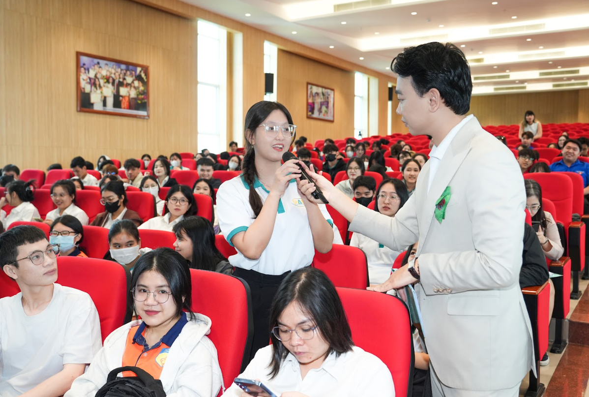 Nhiều tình huống về trật tự an toàn giao thông trong bộ tài liệu “Mô hình phiên tòa giả định” được các bạn sinh viên sôi nổi thảo luận, phân tích