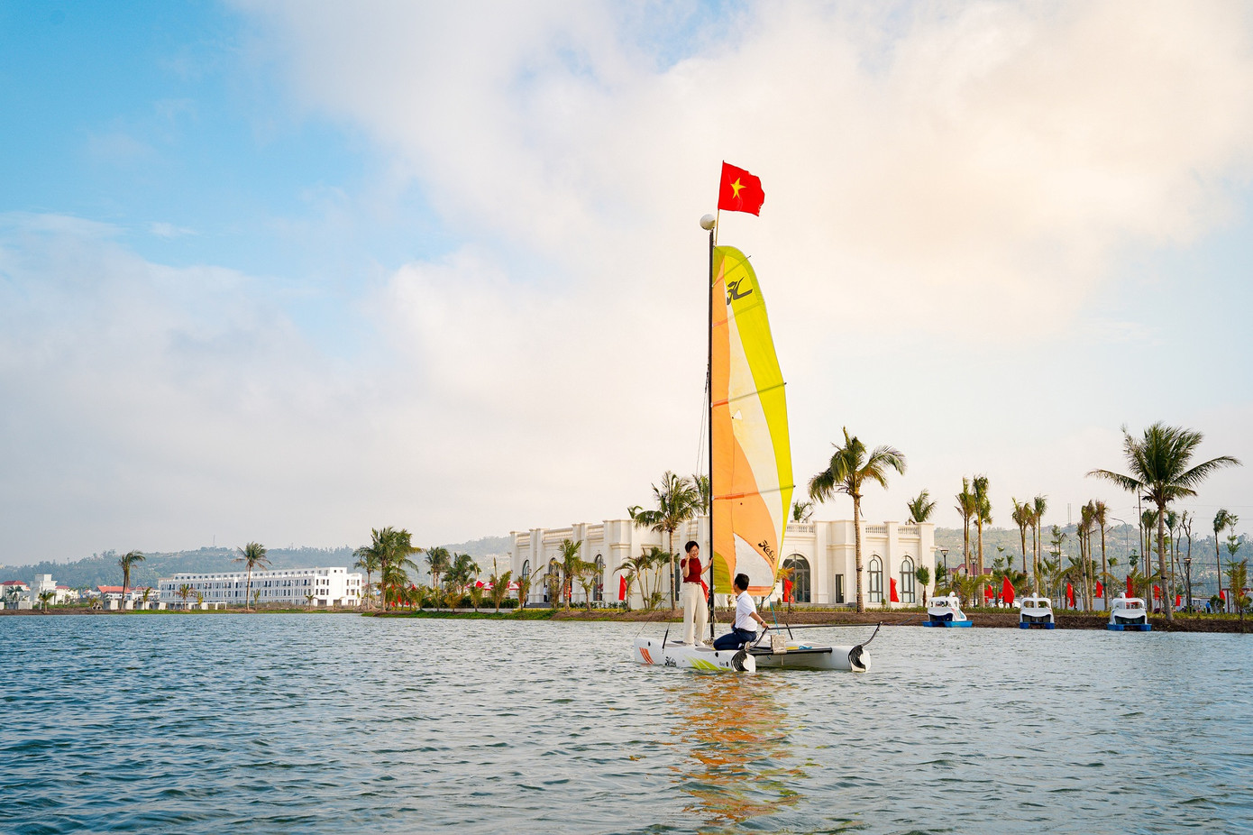 Khu biển hồ rộng 4,5 ha lý tưởng cho các hoạt động thể thao trên nước