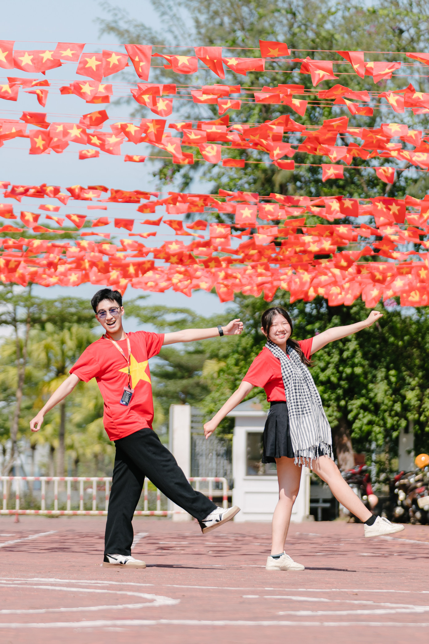 Tại cơ sở Đà Nẵng, sắc cờ đỏ nổi bật giữa khuôn viên xanh mát không chỉ tô điểm cho không gian học tập, mà còn khơi gợi cảm xúc thiêng liêng về lịch sử trong lòng từng sinh viên. Nhiều sinh viên Trường Đại học FPT chụp ảnh, check in và bày tỏ sự tự hào vì được học tập tại một nơi luôn gợi nhắc về lịch sử và hào khí dân tộc. Tại cơ sở Đà Nẵng, sắc cờ đỏ nổi bật giữa khuôn viên xanh mát không chỉ tô điểm cho không gian học tập, mà còn khơi gợi cảm xúc thiêng liêng về lịch sử trong lòng từng sinh viên. Nhiều sinh viên Trường Đại học FPT chụp ảnh, check in và bày tỏ sự tự hào vì được học tập tại một nơi luôn gợi nhắc về lịch sử và hào khí dân tộc.