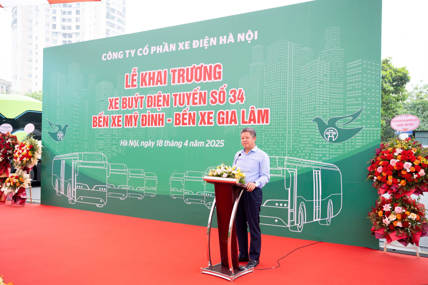 Ông Nguyễn Mạnh Quyền - Phó Chủ tịch UBND Thành phố Hà Nội phát biểu tại Lễ khai trương Xe buýt điện tuyến số 34