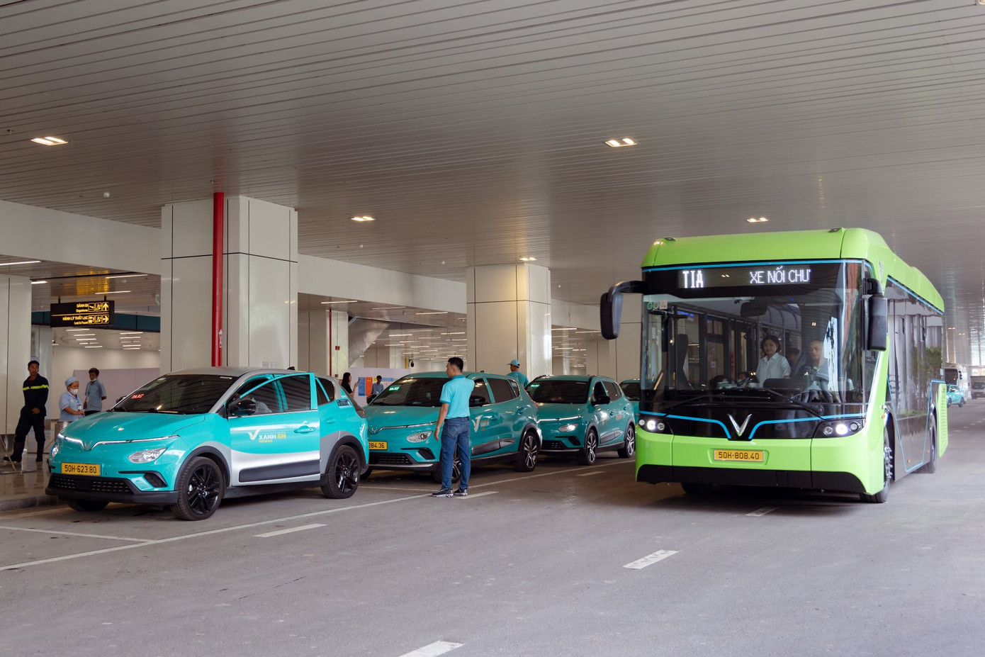 Các phương tiện xanh sẵn sàng đưa đón hành khách giữa các nhà ga và về trung tâm thành phố