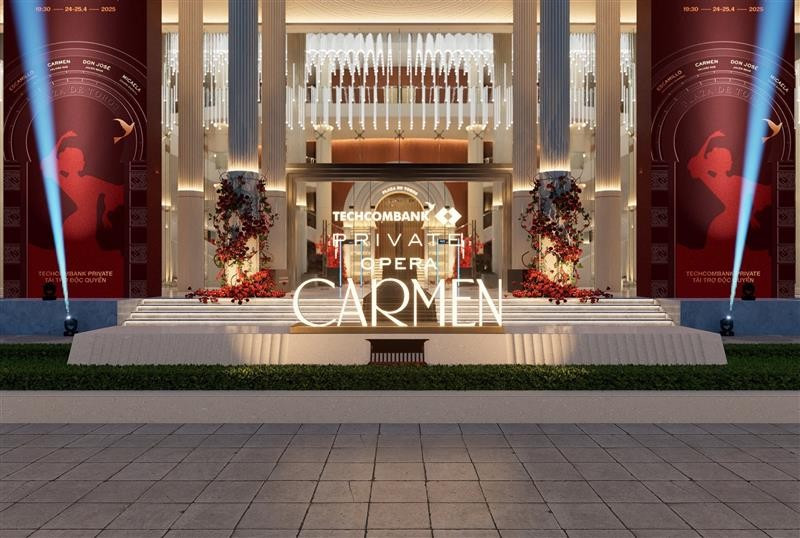 Khách mời bước vào “không gian Carmen” ngay từ sảnh nhà hát