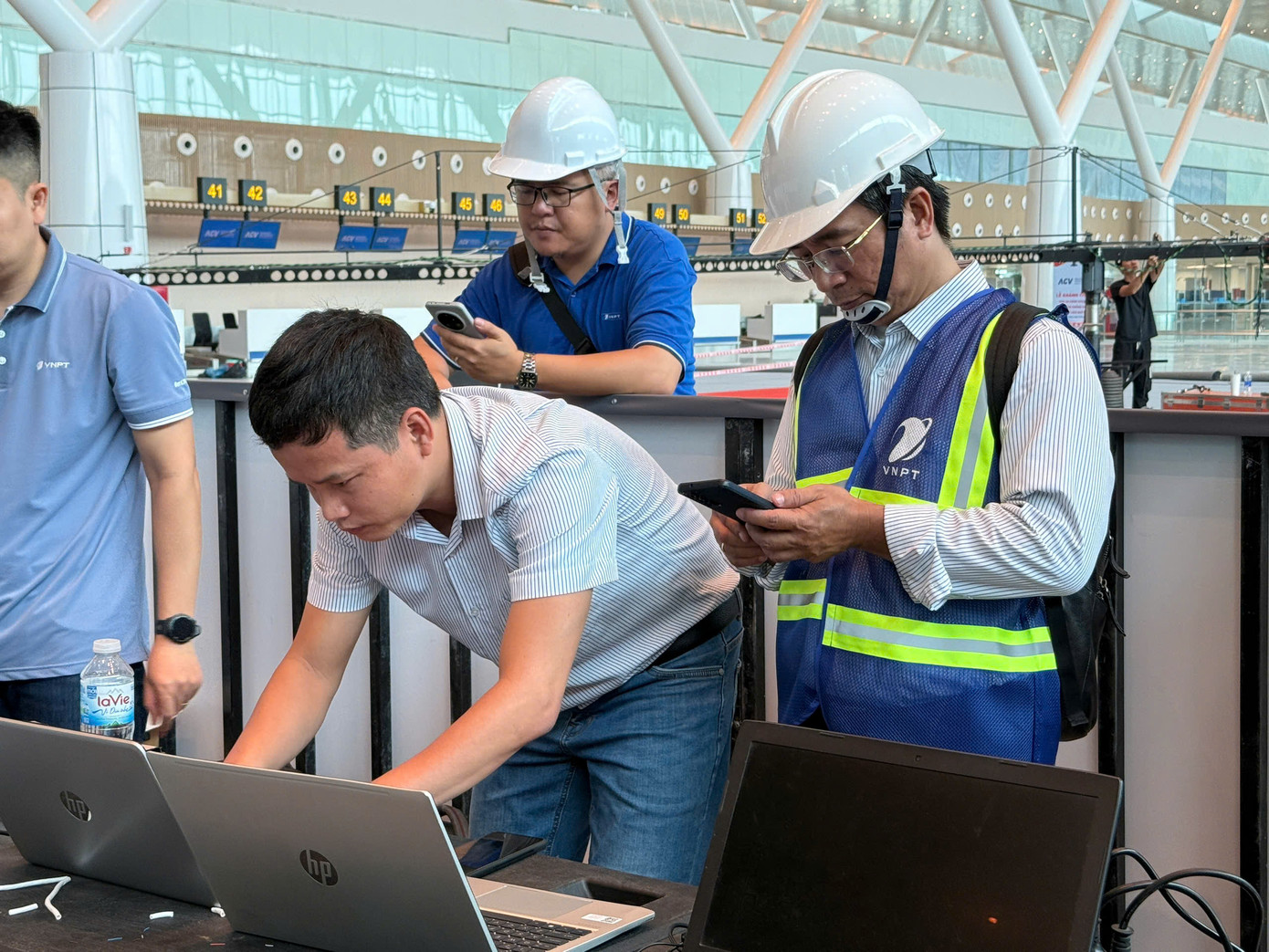 Các kỹ sư VNPT kiểm tra chất lượng sóng VinaPhone 5G tại nhà ga T3.