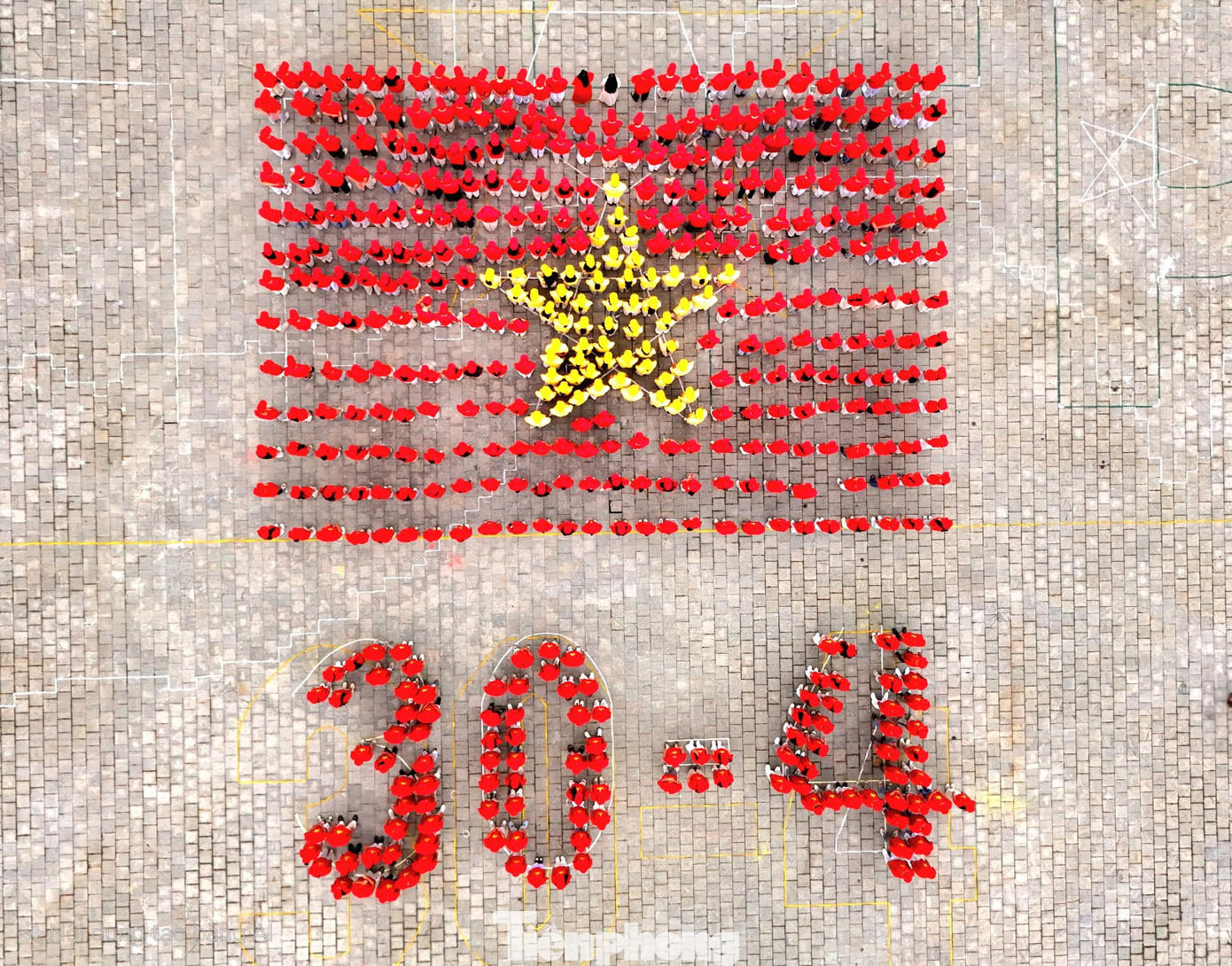 Biểu tượng lá cờ tổ quốc cùng ngày kỷ niệm 30/4 được hơn 500 học sinh THPT xếp ngay ngắn.