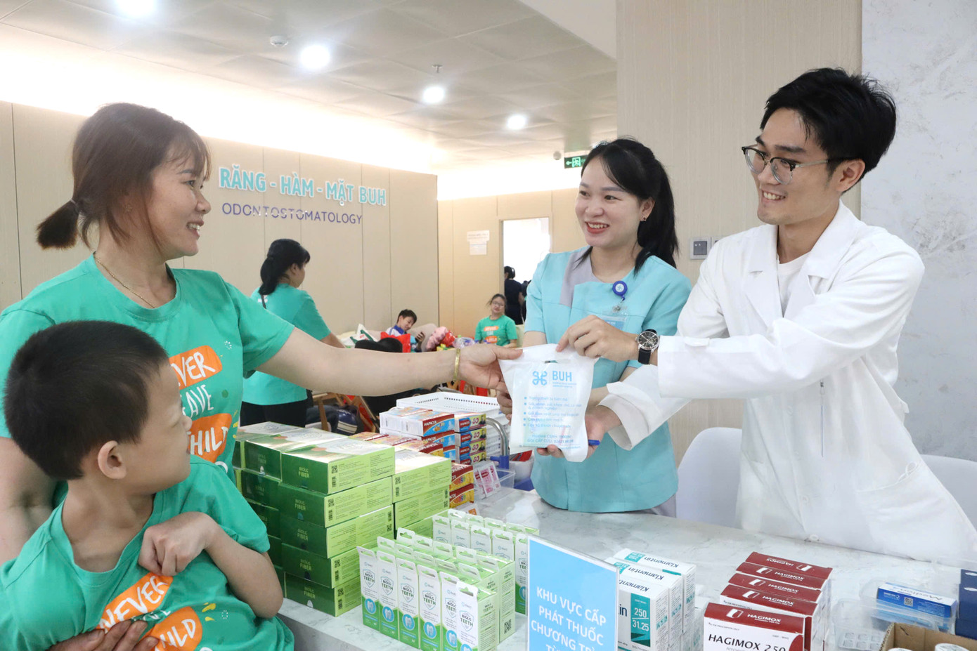 Các y, bác sĩ cấp phát thuốc cho các gia đình có trẻ tham gia chương trình Các y, bác sĩ cấp phát thuốc cho các gia đình có trẻ tham gia chương trình