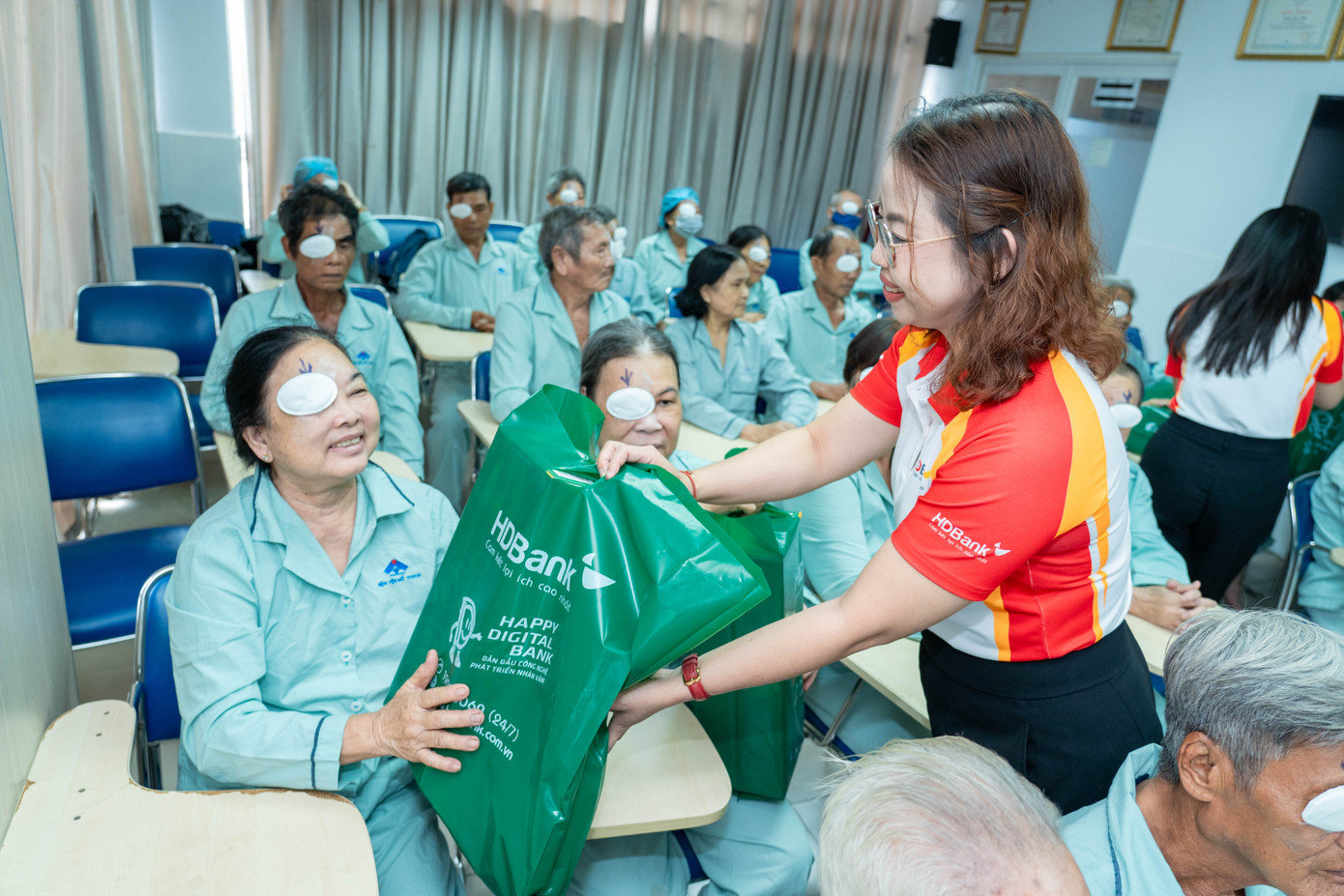 Chương trình “Phẫu thuật mắt mắt miễn phí, mang lại ánh sáng cho người nghèo” diễn ra sáng ngày 02/4/2025 tại Bệnh viện Mắt TP.HCM