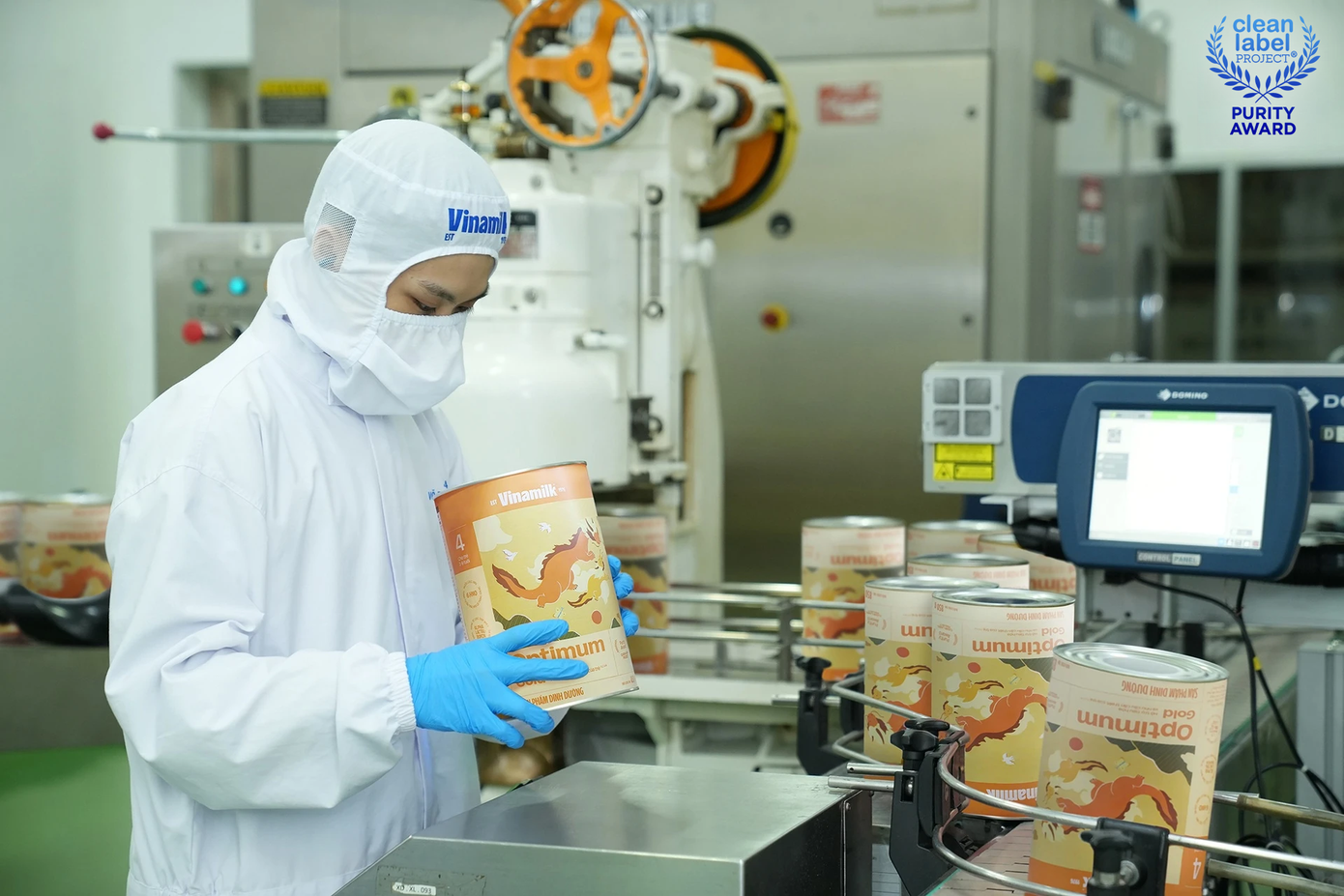 Nhân viên nhà máy kiểm tra chất lượng hộp sữa được đóng gói bằng dây chuyền tự động. Ảnh: Vinamilk