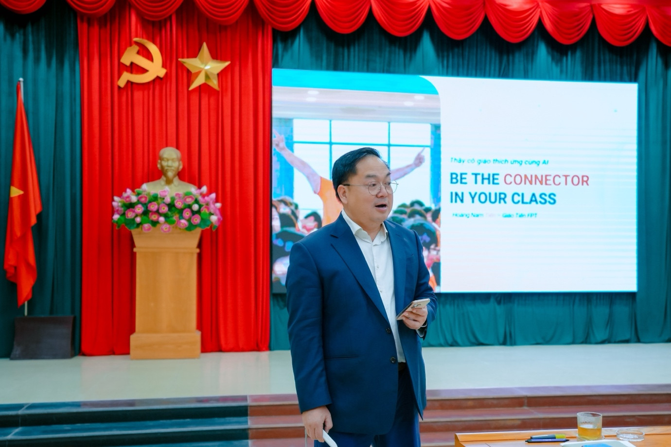 Ông Hoàng Nam Tiến chia sẻ về triết lý giáo dục toàn diện và vai trò của người thầy trong thời đại bùng nổ Trí tuệ nhân tạo Ông Hoàng Nam Tiến chia sẻ về triết lý giáo dục toàn diện và vai trò của người thầy trong thời đại bùng nổ Trí tuệ nhân tạo