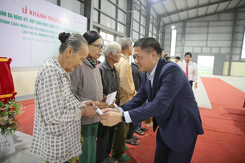 Ông Bùi Ngọc Dương - Bí thư Đảng ủy, Chủ tịch HĐQT BSR trao quà cho các hộ gia đình chính sách tại thị xã Quảng Trị, tỉnh Quảng Trị tháng 3-2025 Ông Bùi Ngọc Dương - Bí thư Đảng ủy, Chủ tịch HĐQT BSR trao quà cho các hộ gia đình chính sách tại thị xã Quảng Trị, tỉnh Quảng Trị tháng 3-2025