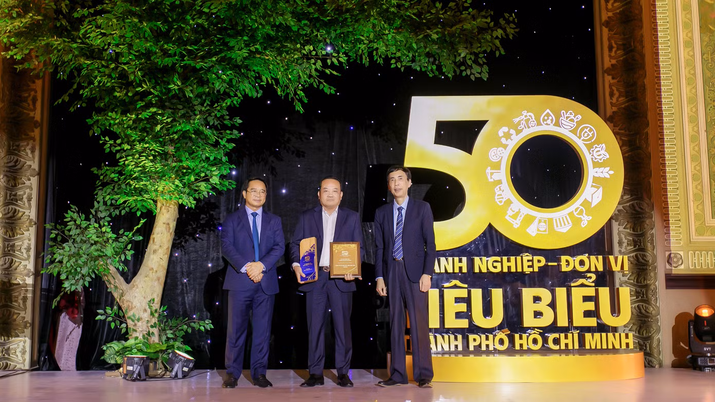 Ông Nguyễn Đức Thịnh - Giám đốc Kinh doanh Dự án Công ty Cổ phần Dây cáp điện Việt Nam - CADIVI nhận danh hiệu Top 50 doanh nghiệp tiêu biểu có thương hiệu và sản phẩm chủ lực của TP.HCM