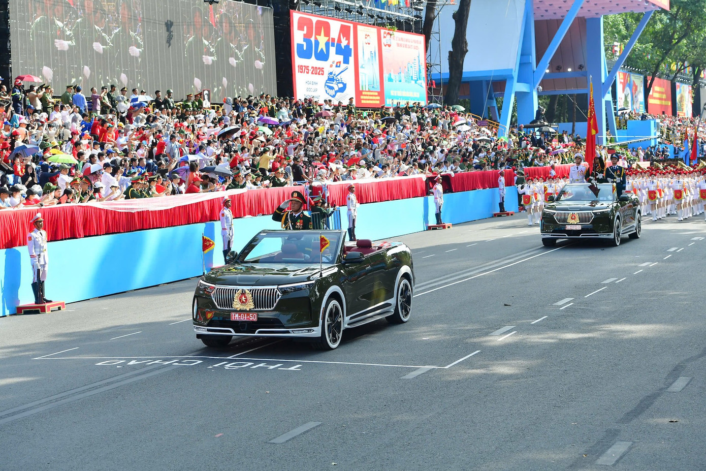 Khoảnh khắc những chiếc xe điện Việt, đại diện cho một Việt Nam hùng cường trong kỷ nguyên mới, tiến vào lễ đài gây xúc động cho nhiều người.