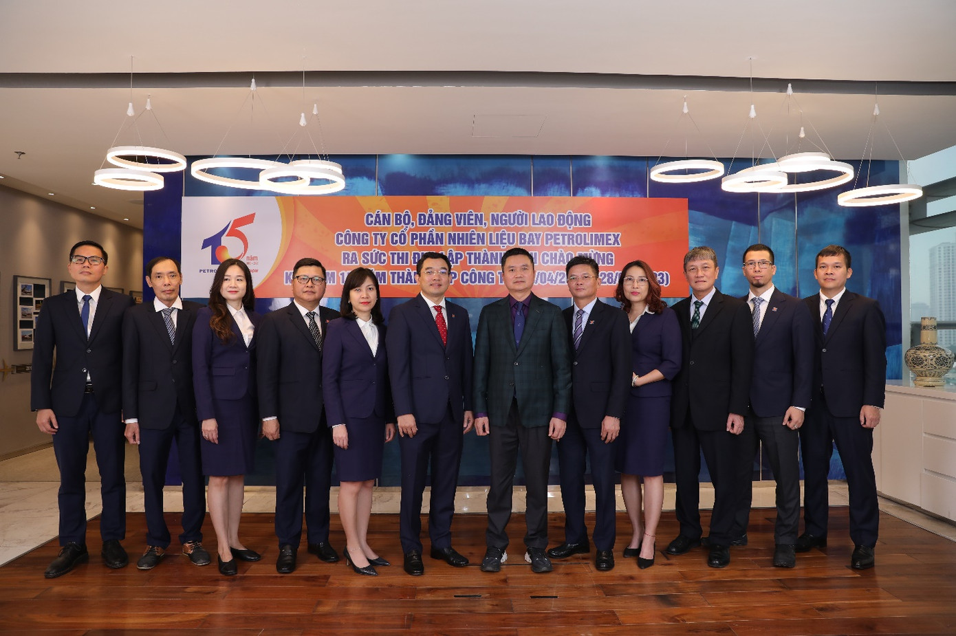 Ông Phạm Văn Thanh - Ủy viên BCH Đảng bộ Chính phủ, Bí thư Đảng ủy, Chủ tịch HĐQT Tập đoàn Xăng dầu Việt Nam chụp ảnh cùng Ban Lãnh đạo Công ty (tháng 4/2023)