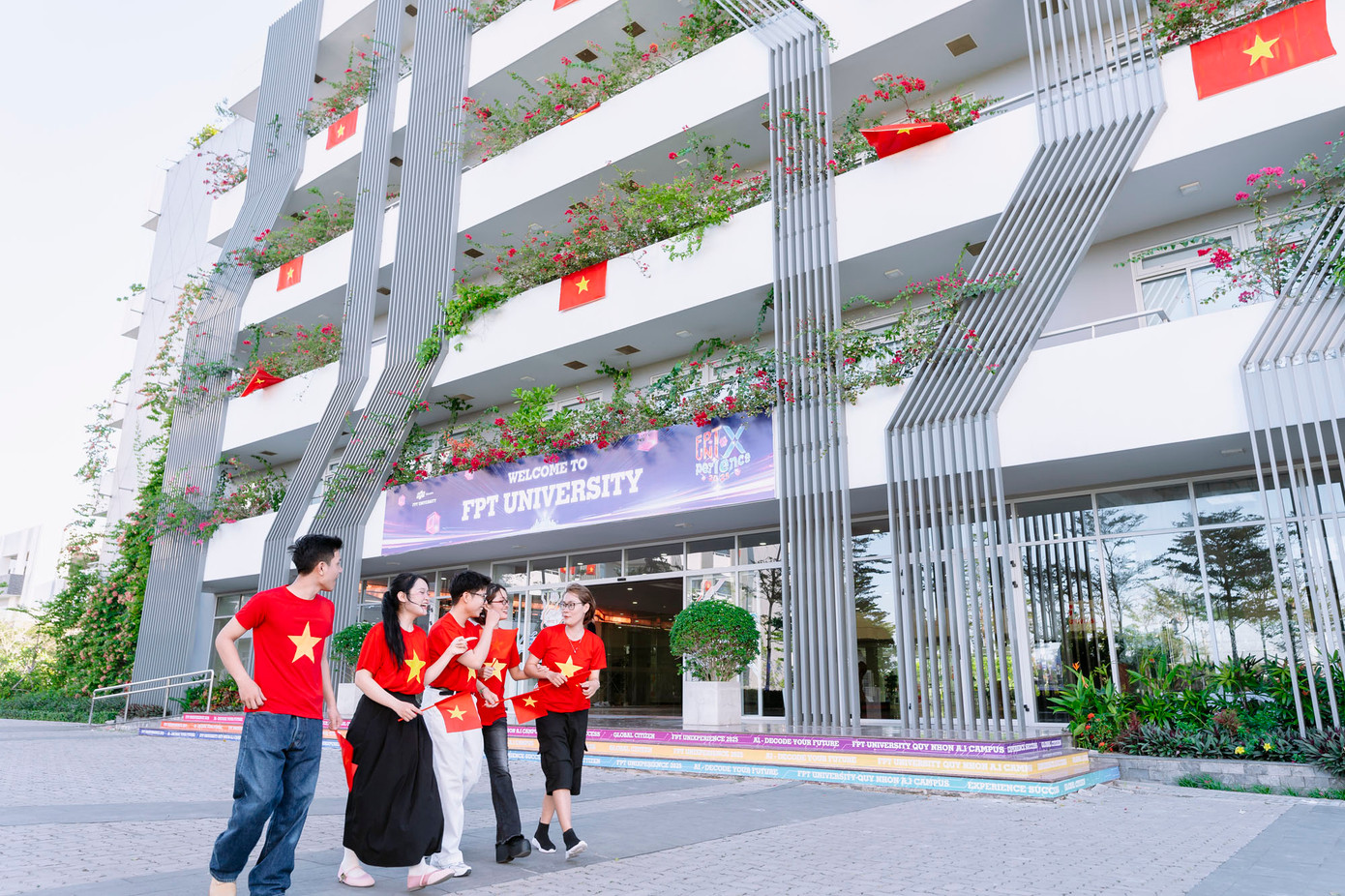 Khuôn viên rực rỡ của Trường Đại học FPT tại Quy Nhơn trở thành điểm check-in cực hút giới trẻ. Dưới hàng cờ đỏ sao vàng rợp bóng, mỗi bạn trẻ như được tiếp thêm niềm tự hào và nguồn năng lượng tích cực cho hành trình học tập, tích lũy tri thức và phát triển bản thân. Khuôn viên rực rỡ của Trường Đại học FPT tại Quy Nhơn trở thành điểm check-in cực hút giới trẻ. Dưới hàng cờ đỏ sao vàng rợp bóng, mỗi bạn trẻ như được tiếp thêm niềm tự hào và nguồn năng lượng tích cực cho hành trình học tập, tích lũy tri thức và phát triển bản thân.