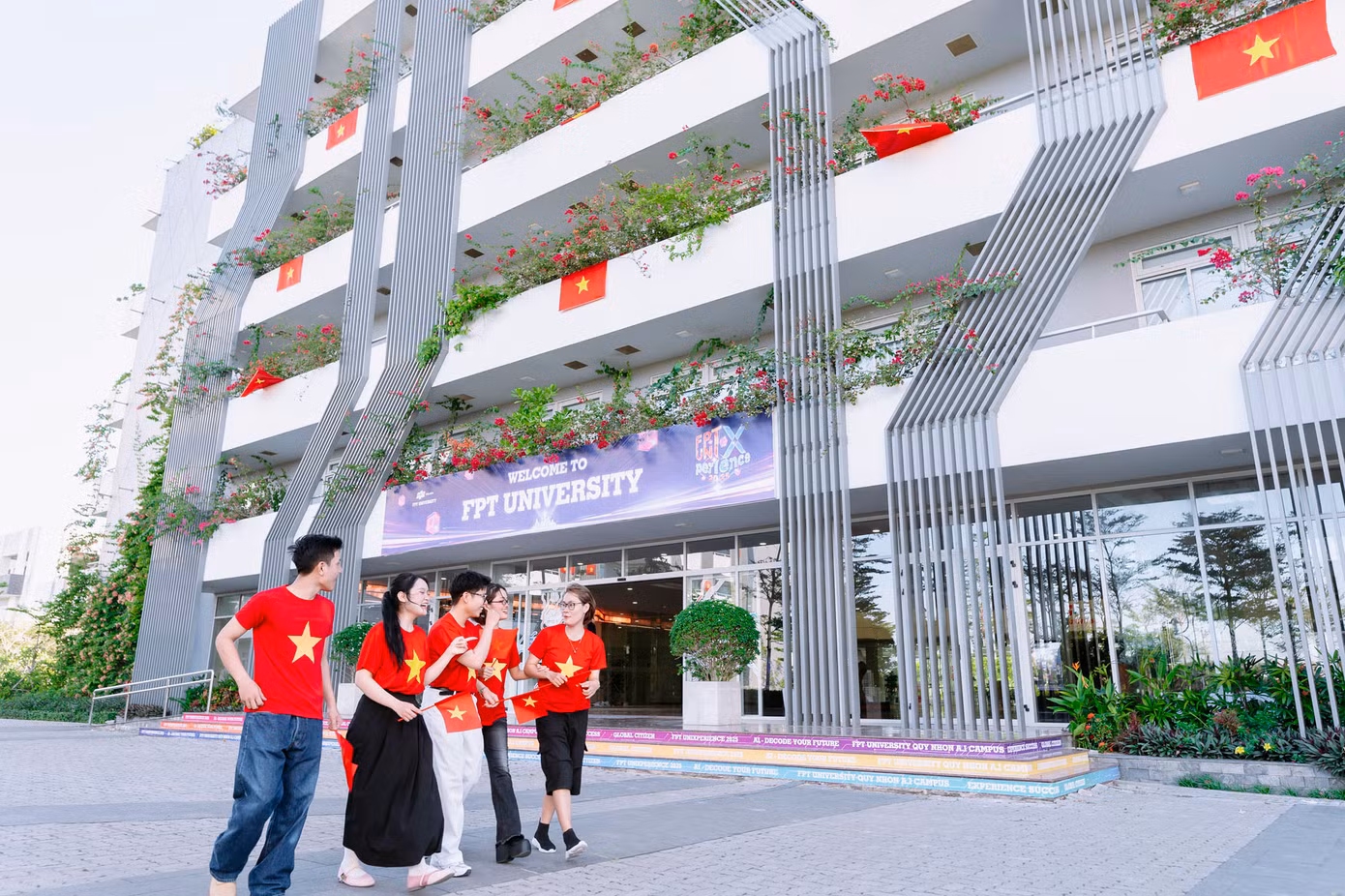 Khuôn viên rực rỡ của Trường Đại học FPT tại Quy Nhơn trở thành điểm check-in cực hút giới trẻ. Dưới hàng cờ đỏ sao vàng rợp bóng, mỗi bạn trẻ như được tiếp thêm niềm tự hào và nguồn năng lượng tích cực cho hành trình học tập, tích lũy tri thức và phát triển bản thân.