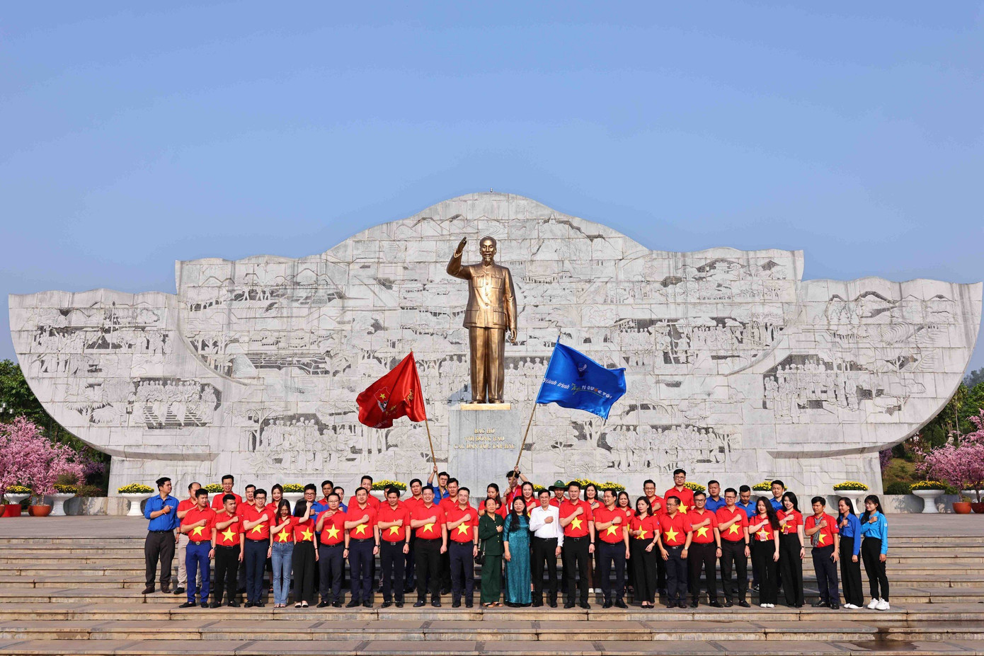 Đoàn đại biểu hành trình “Điện Biên Phủ - Khát vọng non sông” và “Tôi yêu Tổ quốc tôi” chụp ảnh lưu niệm dưới Tượng đài Bác Hồ với đồng bào các dân tộc Tây Bắc (Minh Đức) Đoàn đại biểu hành trình “Điện Biên Phủ - Khát vọng non sông” và “Tôi yêu Tổ quốc tôi” chụp ảnh lưu niệm dưới Tượng đài Bác Hồ với đồng bào các dân tộc Tây Bắc (Minh Đức)