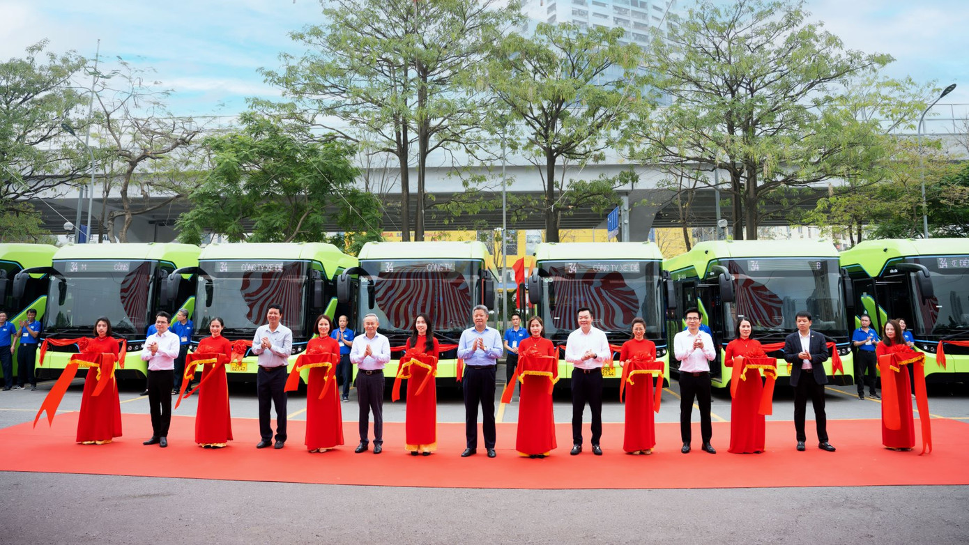 Nghi thức cắt băng khai trương tuyến buýt số 34 sử dụng xe buýt điện VinFast Green Bus