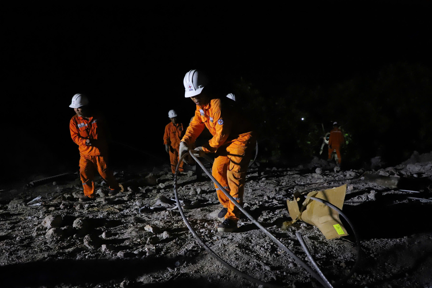 Tinh thần “làm ngày không đủ, tranh thủ làm đêm của CBCNV EVNSPC trên các công trình.