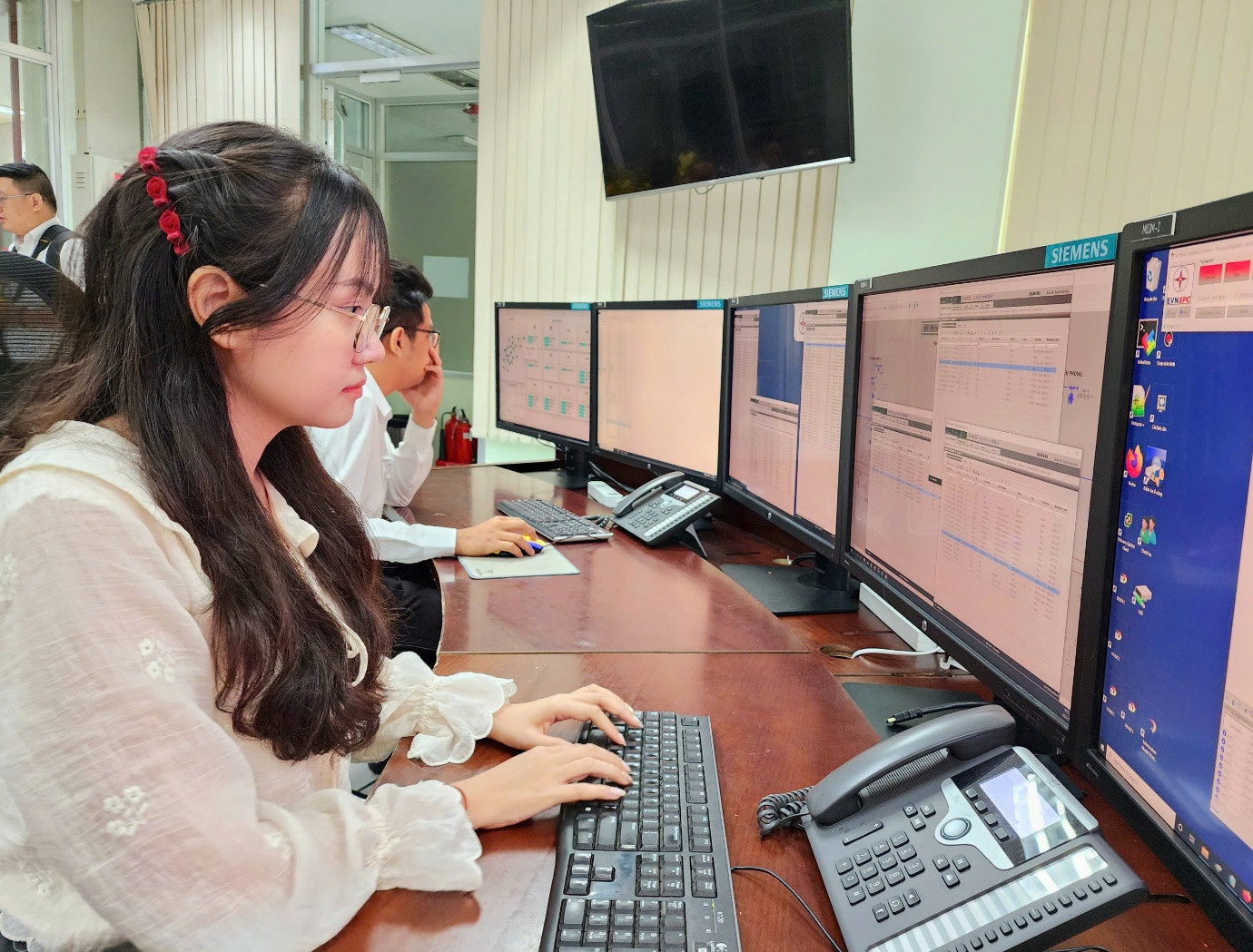 Trung tâm điều hành SCADA theo dõi, vận hành lưới điện từ xa 24/24 giờ Trung tâm điều hành SCADA theo dõi, vận hành lưới điện từ xa 24/24 giờ