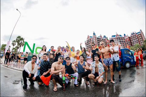 Bung xõa hết mình tại lễ hội té nước, tận hưởng một mùa hè thật “fresh” Bung xõa hết mình tại lễ hội té nước, tận hưởng một mùa hè thật “fresh”