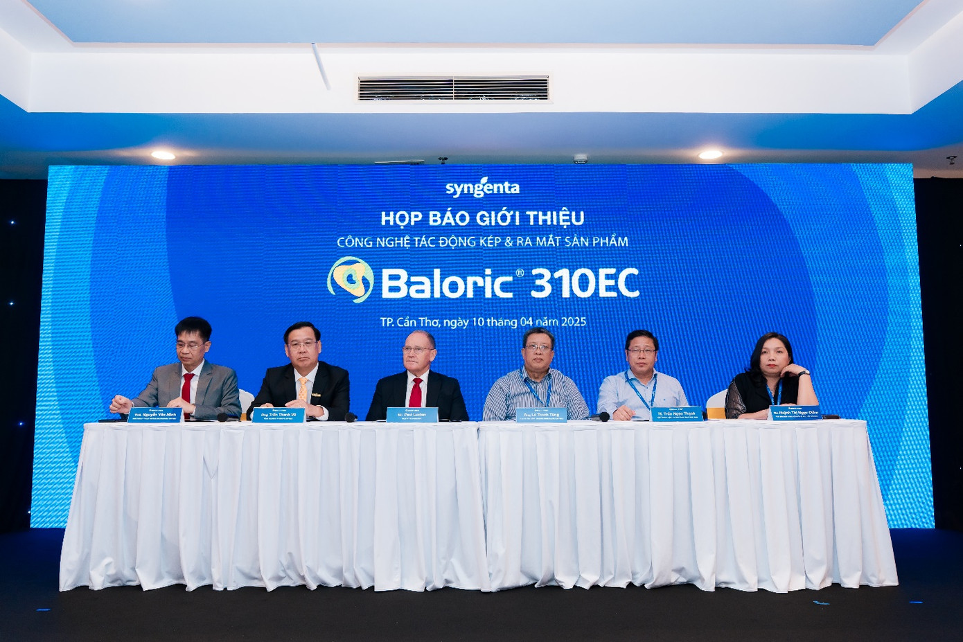 Các đại biểu giải đáp thông tin về sản phẩm Baloric® 310EC