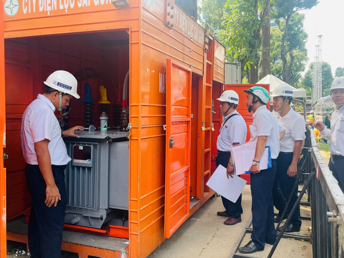 EVNHCMC cũng đã tổ chức kiểm tra các phương án cung cấp điện cho khu vực diễn ra diễu binh, diễu hành.