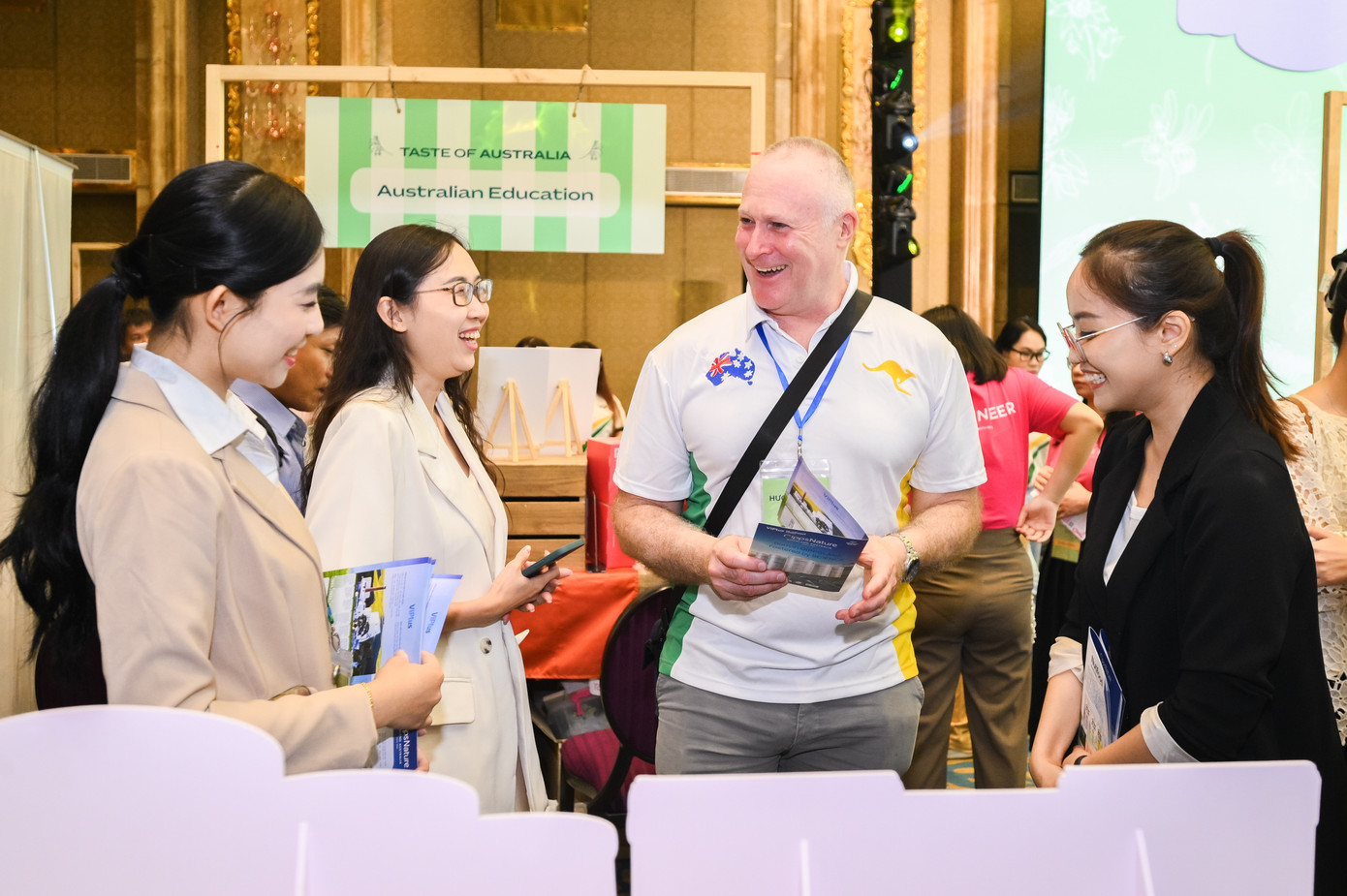 Sự kiện Taste of Australia là cơ hội tăng cường giao lưu thương mại, văn hóa giữa nhân dân hai quốc gia. Sự kiện Taste of Australia là cơ hội tăng cường giao lưu thương mại, văn hóa giữa nhân dân hai quốc gia.