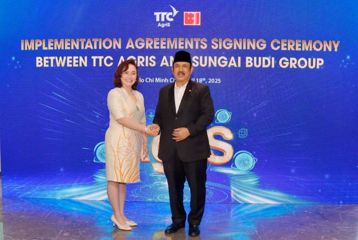 Bộ trưởng Bộ Kế hoạch Phát triển Quốc gia Indonesia Rachmat Pambudy và Chủ tịch TTC AgriS Đặng Huỳnh Ức My bắt tay hợp tác tại lễ ký kết