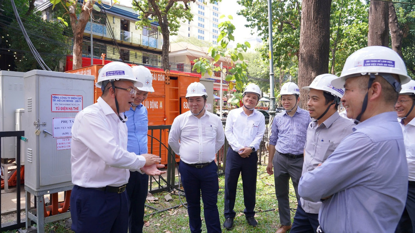 Ông Nguyễn Văn Thanh, Tổng giám đốc EVNHCMC (bìa trái) báo cáo với lãnh đạo Tập đoàn và đoàn công tác khi kiểm tra ngoài hiện trường.
