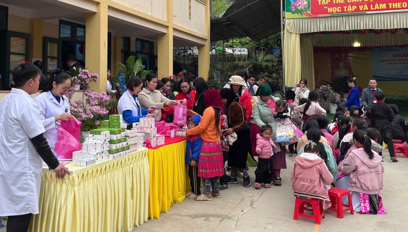 Chương trình Khám bệnh và phát thuốc miễn phí cho trẻ em xã Sà Phìn.