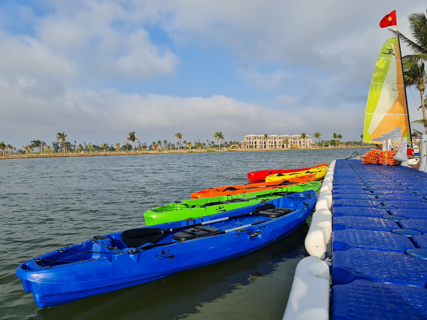 Ruby Tree Golf Villas cho du khách trải nghiệm dong buồm lênh đênh trên biển hồ cùng nhiều môn thể thao trên nước thú vị khác Ruby Tree Golf Villas cho du khách trải nghiệm dong buồm lênh đênh trên biển hồ cùng nhiều môn thể thao trên nước thú vị khác