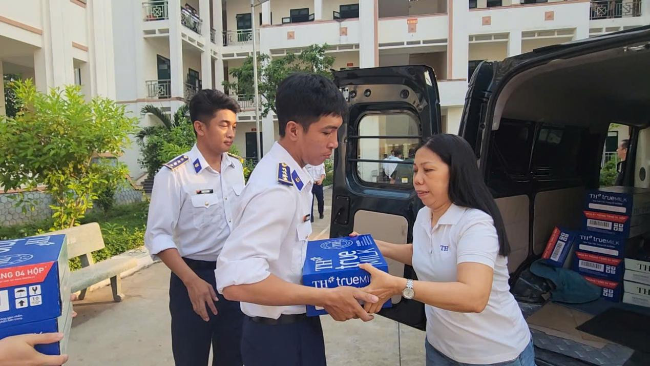 Với yêu cầu huấn luyện đặc biệt, các sĩ quan Cảnh sát biển phải đảm bảo thể lực được bổ sung chất đạm, bù nước và canxi