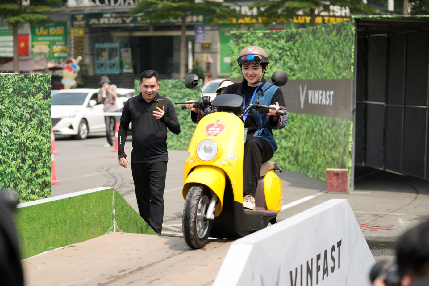 Hot TikToker Lộc Ánh Thu thích thú trải nghiệm mẫu VinFast Motio hướng tới các bạn trẻ Gen Z.