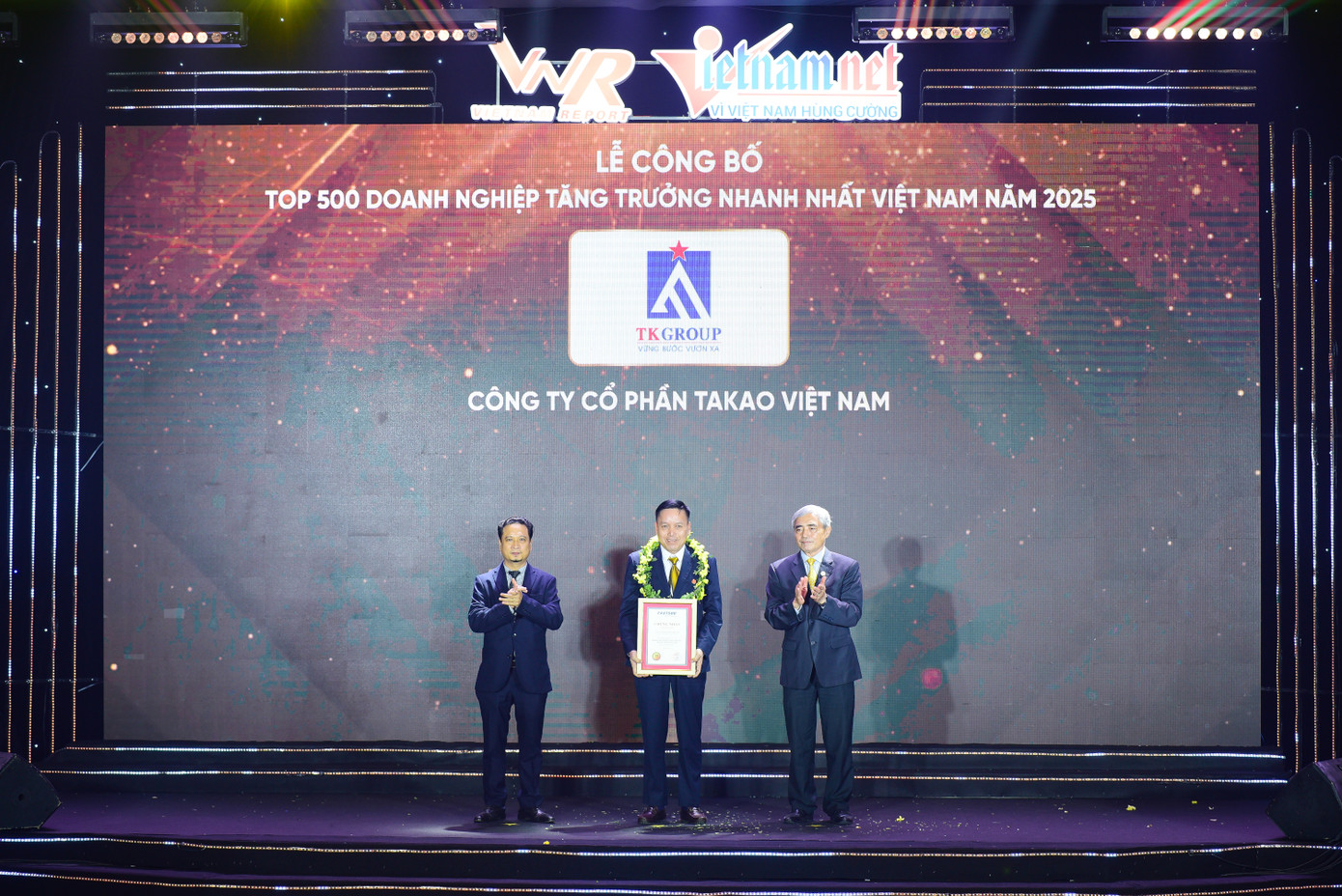 Ông Lê Đình Thắng - Phó Tổng Giám đốc Công ty Cổ phần Takao nhận giải thưởng FAST500