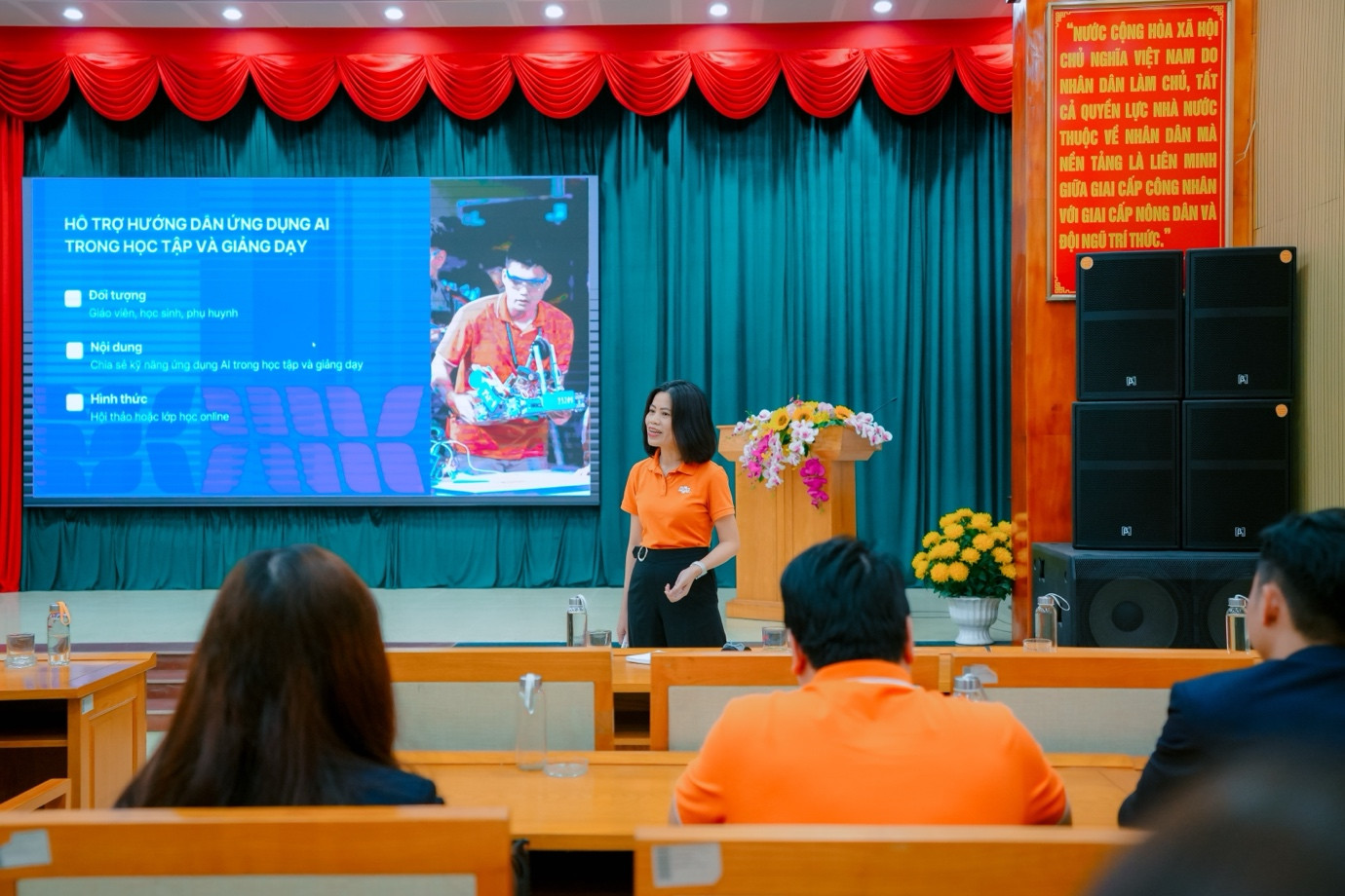 Cô Phùng Thị Hiên, Phó Hiệu trưởng THPT FPT Hà Nội trao đổi kế hoạch hợp tác giáo dục với các trường THCS tại thành phố Hưng Yên Cô Phùng Thị Hiên, Phó Hiệu trưởng THPT FPT Hà Nội trao đổi kế hoạch hợp tác giáo dục với các trường THCS tại thành phố Hưng Yên