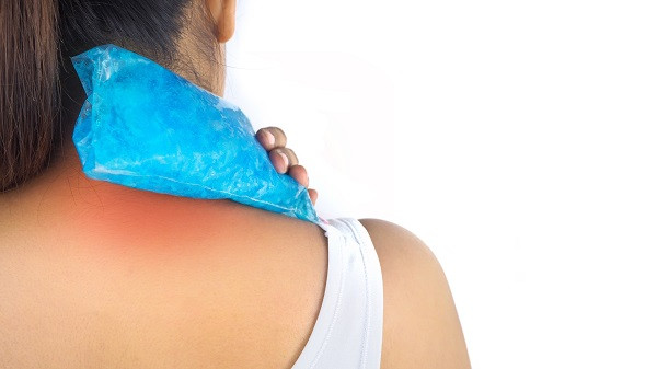 Chườm lạnh giúp giảm sưng, viêm và cơn đau vùng cổ. Chườm lạnh giúp giảm sưng, viêm và cơn đau vùng cổ.