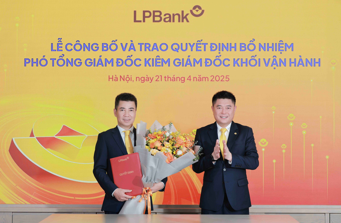 Ông Nguyễn Đức Thụy – Chủ tịch HĐQT LPBank (phải) trao quyết định bổ nhiệm cho ông Nguyễn Hoàng Hải (trái)