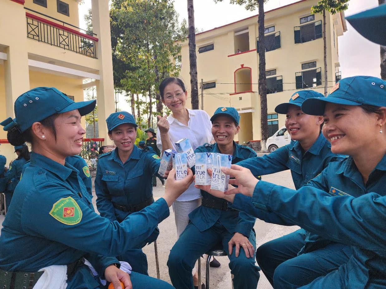 Chiến sĩ nữ dân quân tự vệ sẵn sàng cả về thể lực và tinh thần chuẩn bị cho đại lễ 30/4