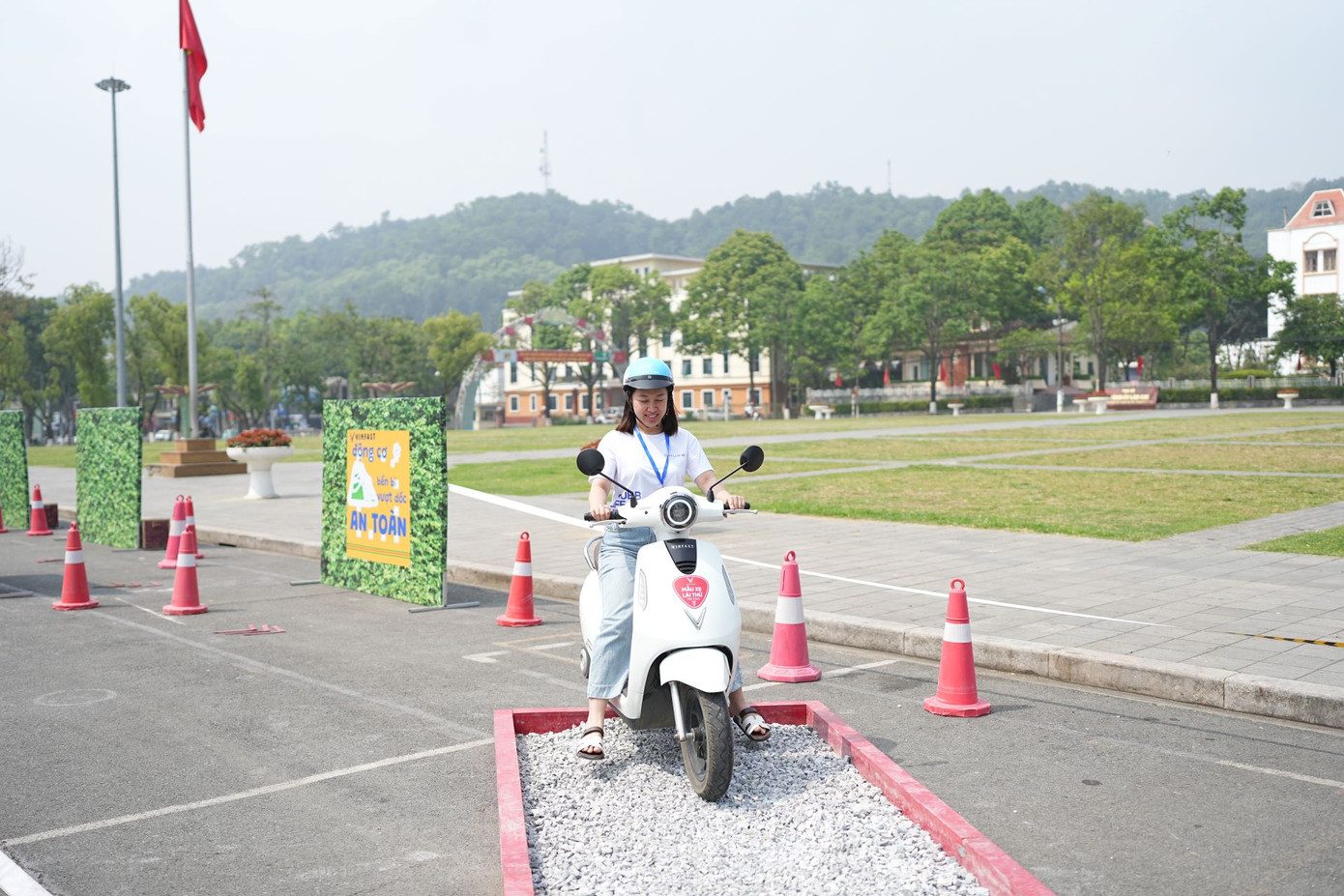 Địa hình đường sỏi đá, gồ ghề không làm khó được các mẫu xe máy điện VinFast.