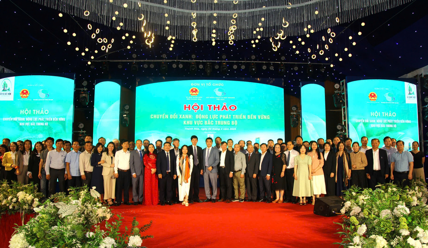 Các đại biểu chụp ảnh lưu niệm tại Hội thảo