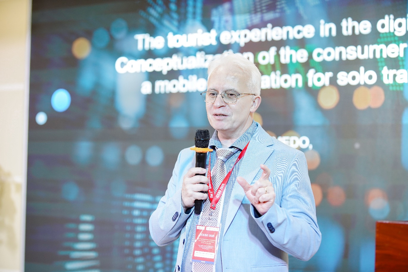 Các nhà khoa học quốc tế trình bày kết quả nghiên cứu trên nhiều lĩnh vực