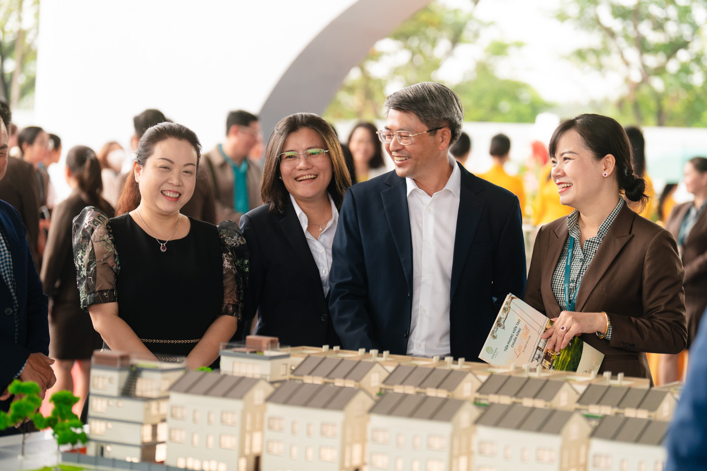 Tham quan sa bàn dự án, khách hàng đánh giá Essensia Parkway sẽ là tâm điểm mới tại thị trường khu Nam. Ảnh: Hoàng Nam