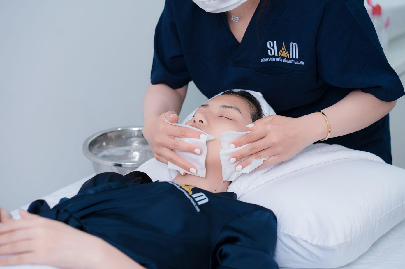 Chăm sóc da chuyên sâu mang đến cho các thí sinh vẻ ngoài rạng rỡ, sẵn sàng bước vào các thử thách của cuộc thi