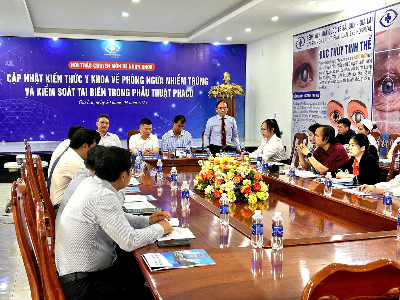 Phó Giáo sư, tiến sĩ Phan Văn Năm phát biểu tại hội thảo Phó Giáo sư, tiến sĩ Phan Văn Năm phát biểu tại hội thảo