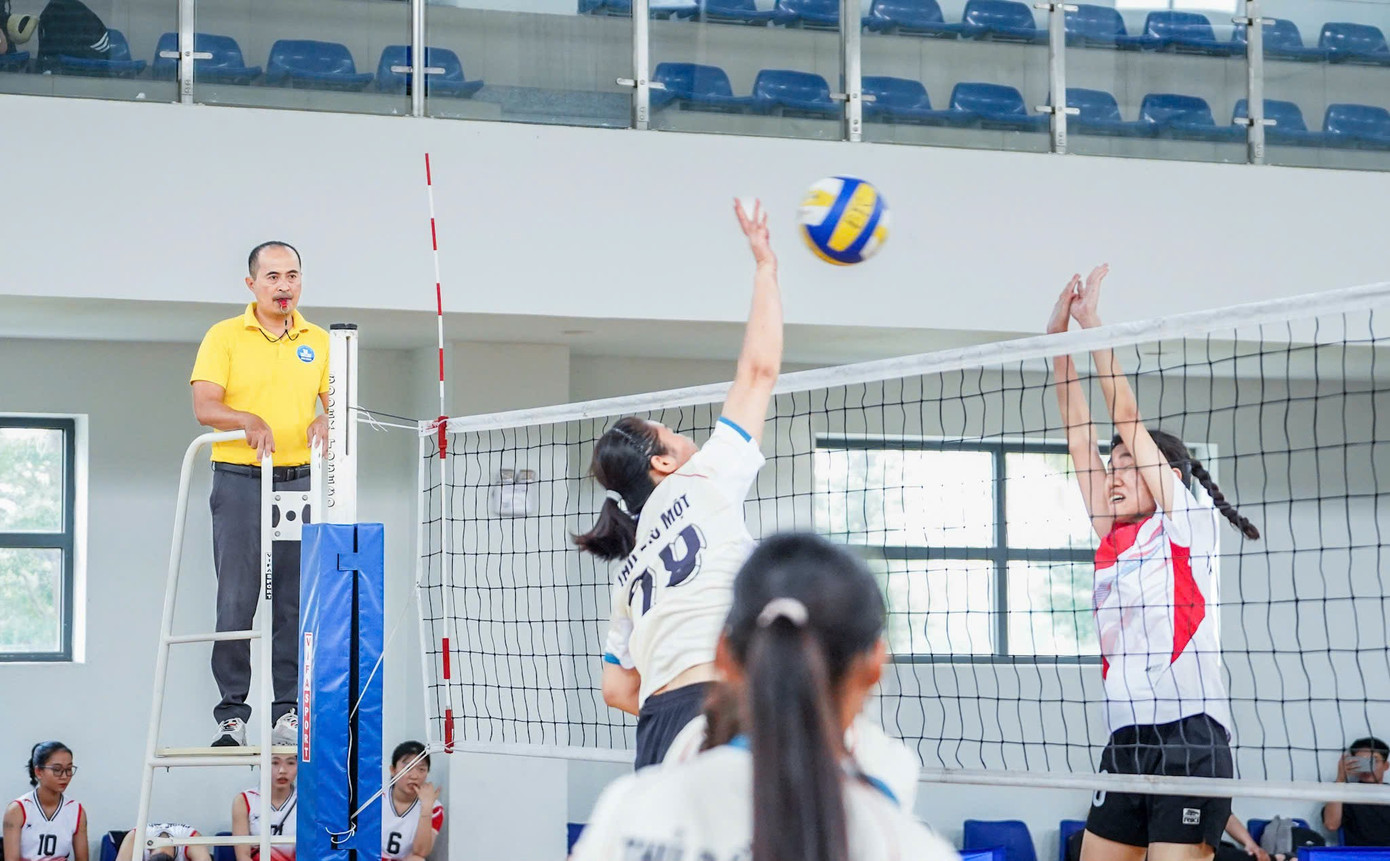 Các VĐV nữ tranh tài tại Giải vô địch Bóng chuyền nam - nữ tỉnh Bình Dương