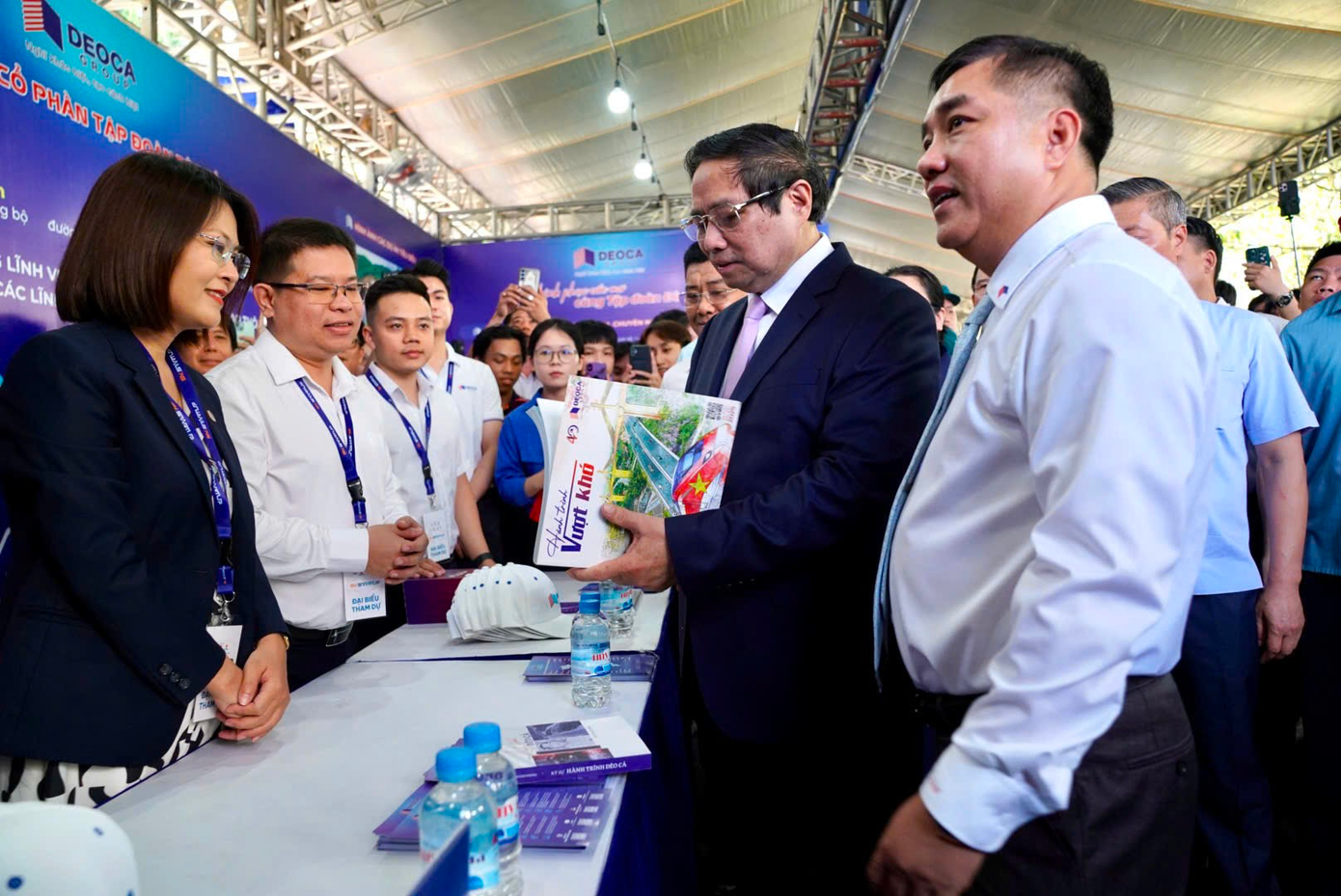 Thủ tướng Chính phủ Phạm Minh Chính tham quan gian hàng của Tập đoàn Đèo Cả tại ngày hội khởi nghiệp 2025