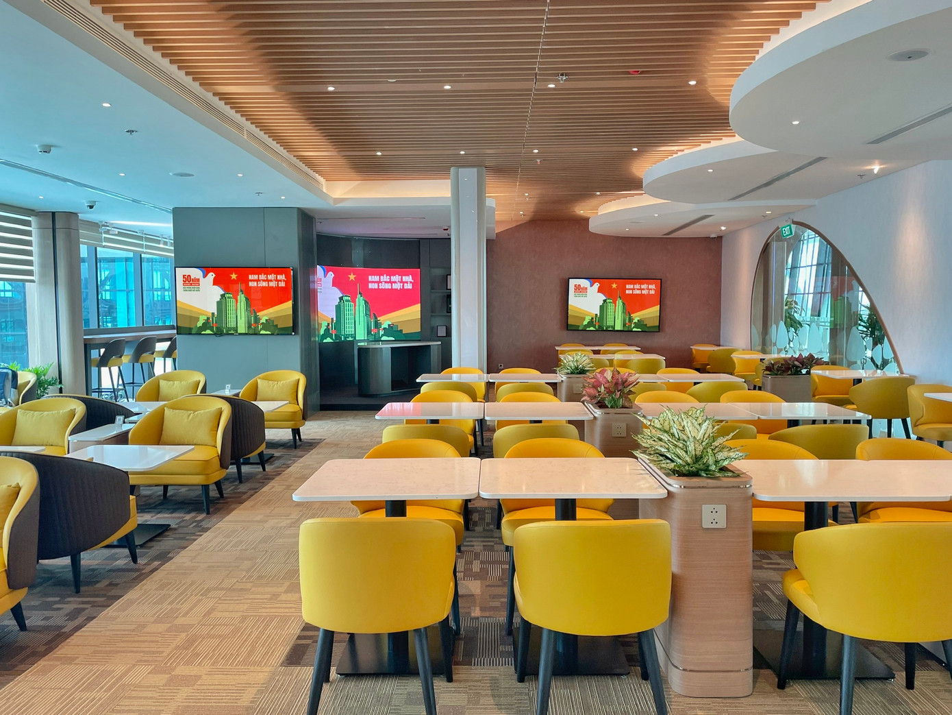 Quý khách hàng sẽ được tận hưởng những đặc quyền dịch vụ cao cấp mang đến những khoảnh khắc trải nghiệm thư giãn tại phòng chờ Vietcombank Priority