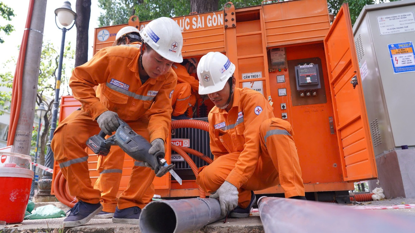 Công ty Điện lực Sài Gòn bảo dưỡng, thay thế thiết bị cũ, lắp đặt thêm tủ điện phân phối hạ thế, máy phát điện diesel công suất lớn.