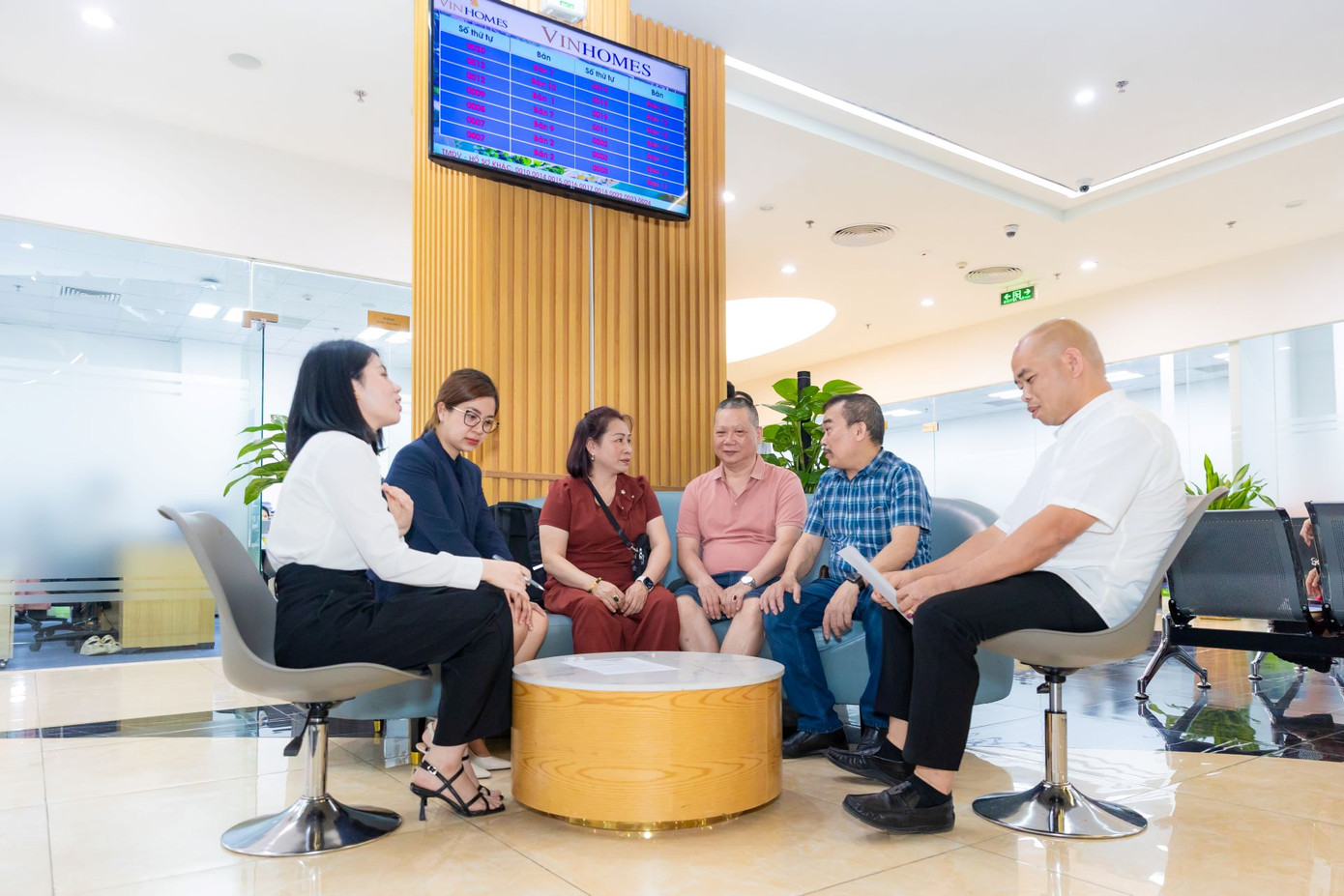 Các chủ sở hữu đã bắt đầu đến sàn giao dịch của Vinhomes để làm thủ tục cấp sổ đỏ và chứng kiến cột mốc quan trọng của dòng sản phẩm TMDV thấp tầng